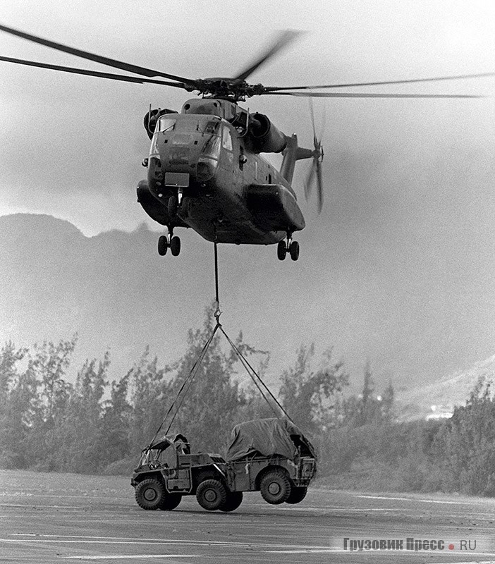 Вертолёт морской пехоты Sikorsky CH-53 Sea Stallion перевозит M561 Gama Goat на внешнем подвесе