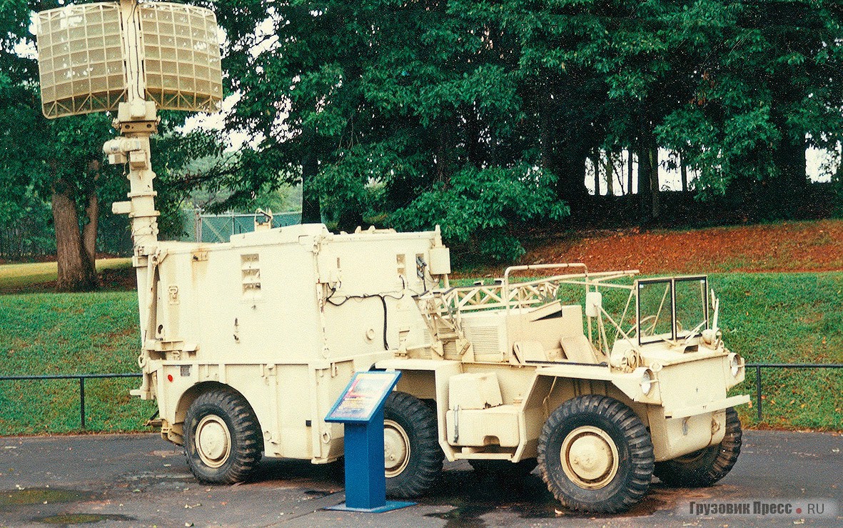 M561 с модулем РЛС оповещения в передовом районе (FAAR) Hughes AN/TPQ-36, используется в противобатарейной борьбе. Экспонат Космического центра в Нэшвилле, штат Алабама
