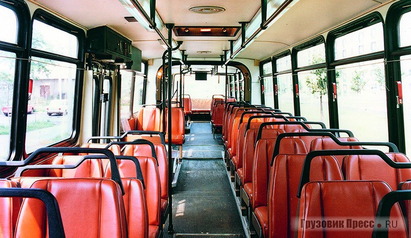 Салон автобуса Crown-Ikarus 286. Видно преимущество ширины кузова 102 дюйма (2600 мм) при четырехрядной планировке сидений