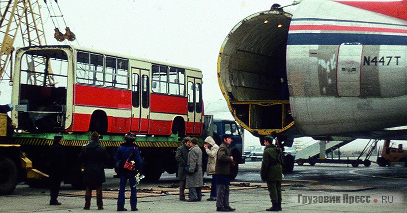 Начало погрузки троллейбуса Ikarus 280T3 в самолёт