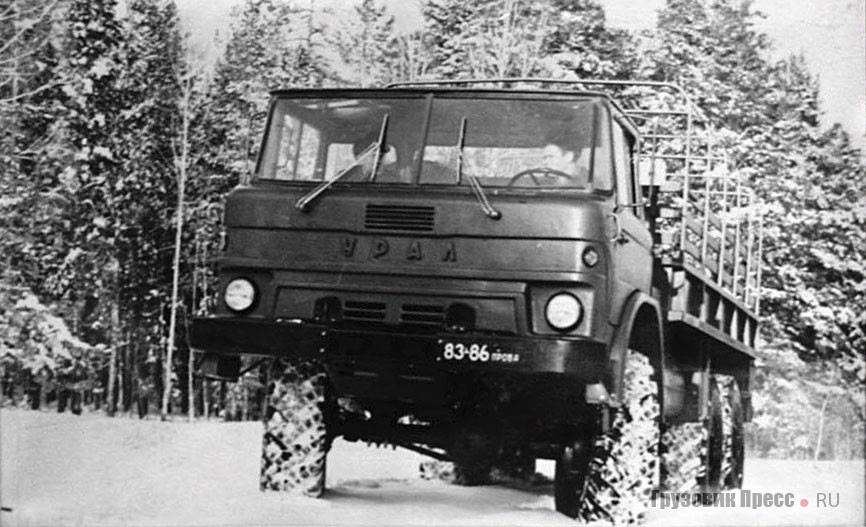 На стендах музея много редких фотографий, эта с испытаний экспериментального автомобиля «Урал-379А» (1970 г.)