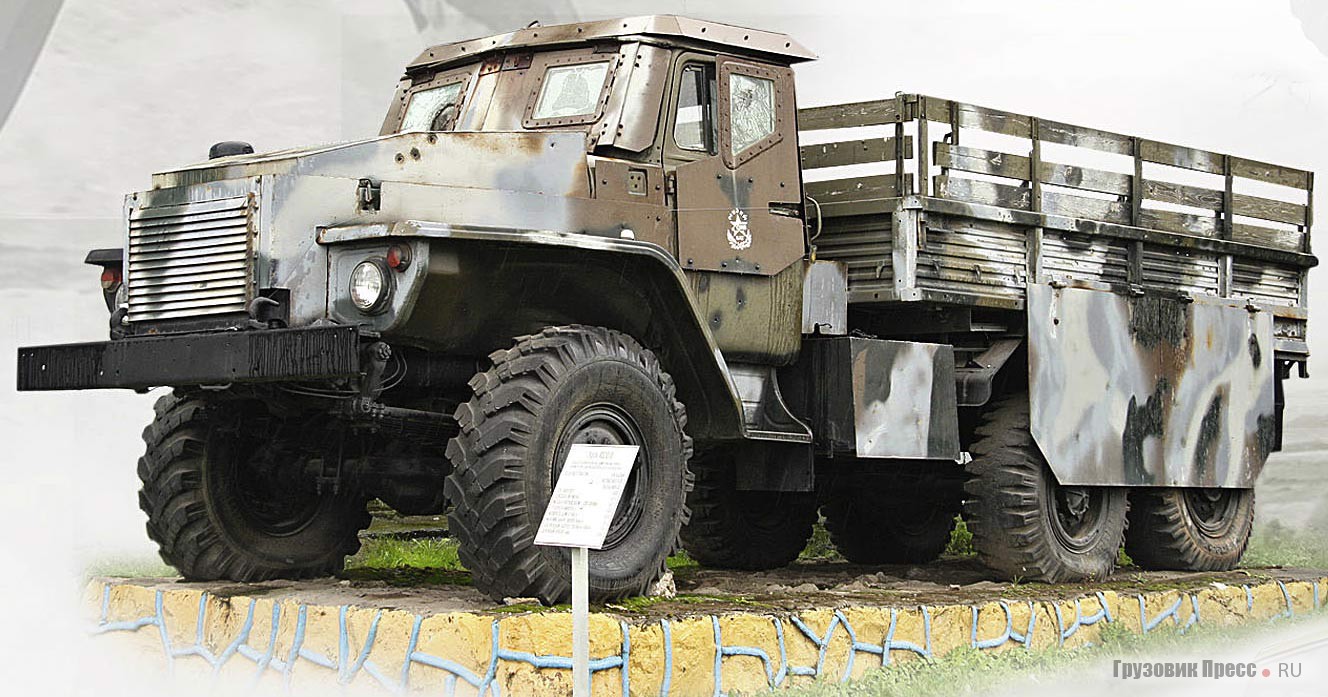 В музее есть автомобили, списанные после службы в «горячих» точках. Этот «Урал-4320.10» с комплектом локальной навесной брони попал под обстрел в Чечне – на автомобиле хорошо заметны боевые «ранения»