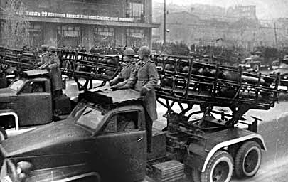 Studebaker с «катюшей» на военном параде