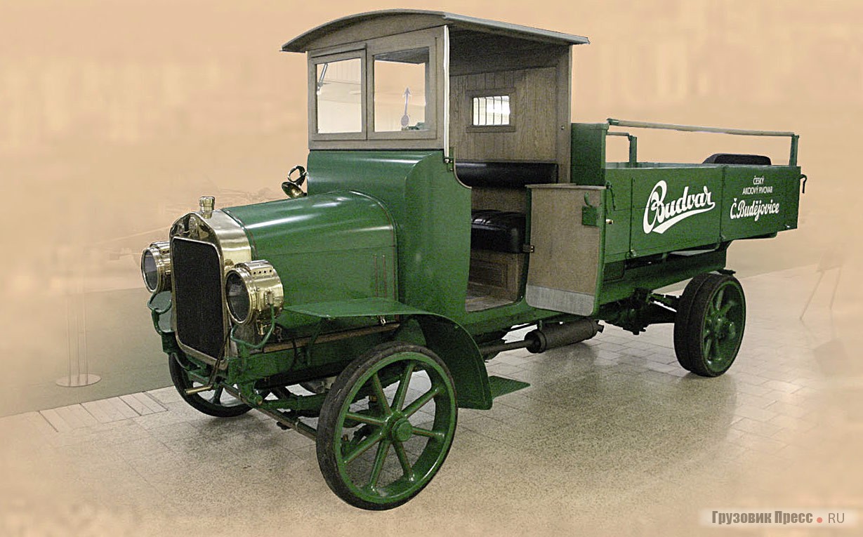 Естественно, что экспозиция музея открывается грузовиком, предназначенным для перевозки пива, иначе Чехия не была бы Чехией. Модель L была выпущена в 1917 году. Четырехлитровый четырехцилиндровый двигатель водяного охлаждения мощностью 28 л.с. приводил в движение задние колеса уже через карданный вал, хотя в то время цепь была, пожалуй, более популярна