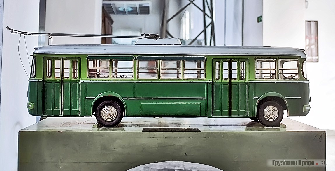 Один из первых югославских троллейбусов представлял собой итальянский филобус Aerfer на шасси Alfa Mille 8021 ANM