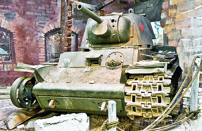 Советский танк КВ-1. Летом 1941 г. немцы захватили немало КВ в исправном состоянии. И чтобы учить новобранцев бороться с удивительными по защищённости машинами, их отправили на полигоны. С одного из таких, в Мюнцингене, французы и изъяли этот КВ-1 после войны. В пояснительной табличке к экспонату танк из Климента стал Климантием Ворошиловым
