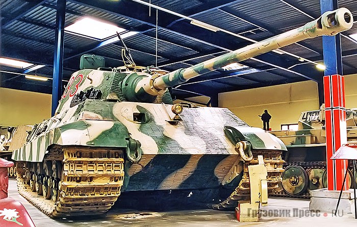 Тяжёлый танк Königstiger, «Королевский тигр». С 1944 г. немцы успели построить 485 таких машин. Официальное обозначение Pz.Kpfw. VI Ausf.B Tiger II. Боевая масса 68 т. Один из захваченных танков испытали в НИИБТ в Кубинке и установили, что он расходует 971 л бензина на 100 км. Таким образом, штатного 860-литрового бака ему хватало всего на 80 км. Из восьми дошедших до наших дней Königstiger этот экземпляр – единственный на ходу