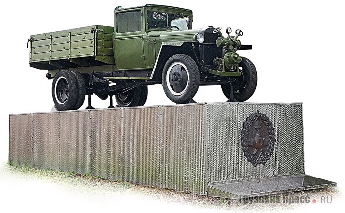 Бензоперекачивающая станция БПС-42 на шасси грузовика ГАЗ-ММ с передней установкой насоса – самый ранний образец техники для нужд службы ГСМ – стоит на постаменте перед входом в музей