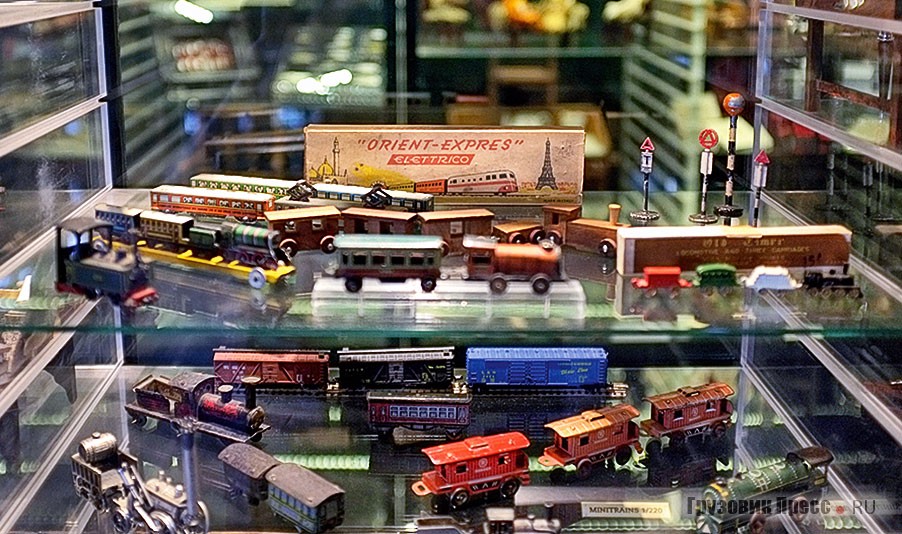 Экспозиция миниатюр и сувениров представлена как детскими игрушками, так и масштабными моделями трамваев и железнодорожным транспортом