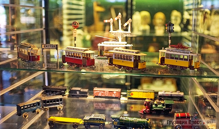 Экспозиция миниатюр и сувениров представлена как детскими игрушками, так и масштабными моделями трамваев и железнодорожным транспортом