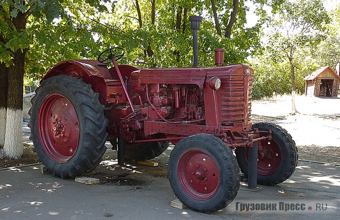 Универсально-пропашной трактор МТЗ-5 «Беларусь» выпускался с 1957 по 1972 год. Он предназначался для пахоты легких и средних почв, посевов и предпосевной обработки. Классическая компоновка, полурамная конструкция и четырехтактный дизель сделали его неприхотливым и надежным