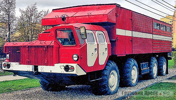 Очень редкий [b]аварийно-спасательный автомобиль на шасси МАЗ-543М[/b] (1974–1978 гг.). был доставлен на Аллею Славы из Ярославля