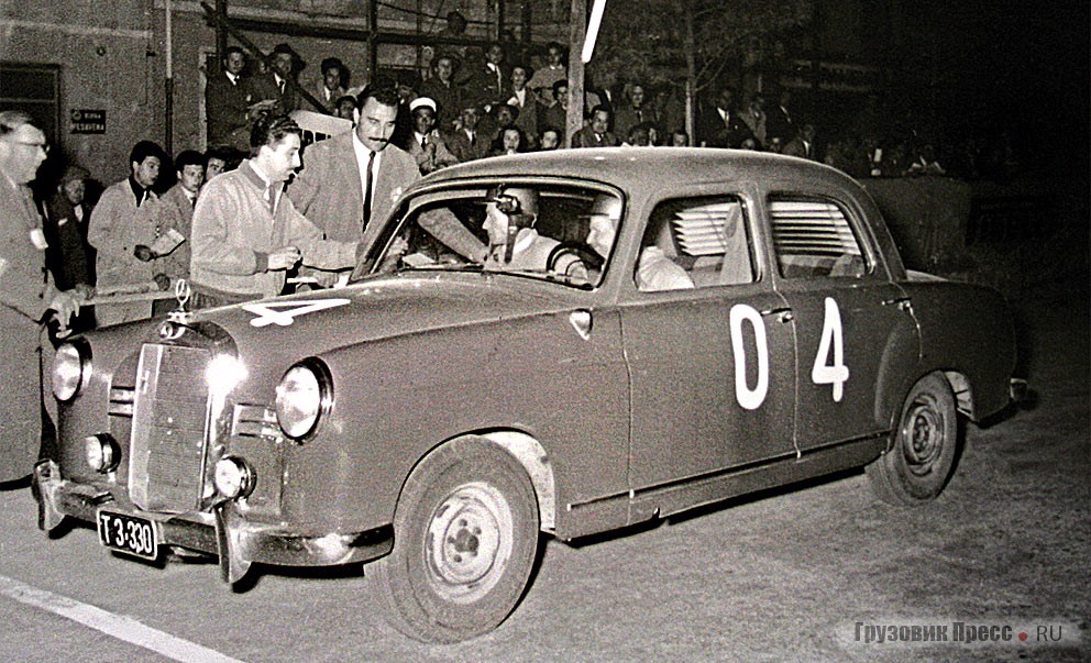 Экипаж Реттера/Ларчера на модели 180D на контрольном пункте в Равенне: гонка Mille Miglia в Италии, 1955 г.