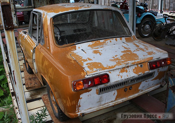 В музее много легковых автомобилей – нашлось здесь место и для заднемоторных самоделок советских времен