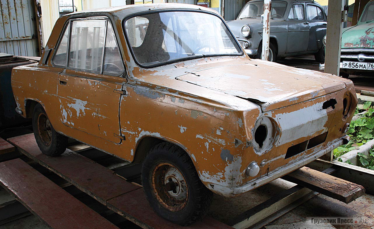 В музее много легковых автомобилей – нашлось здесь место и для заднемоторных самоделок советских времен
